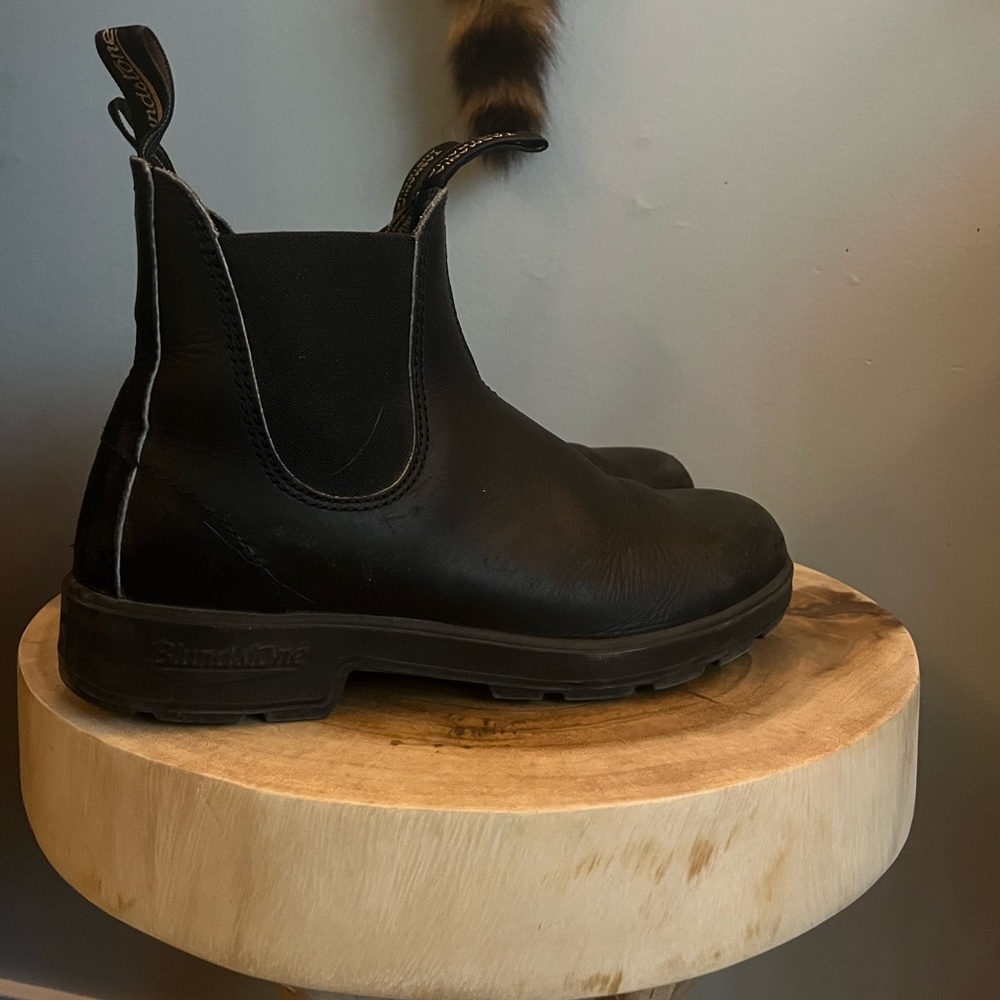 BLACK BLUNDSTONE BOOTS